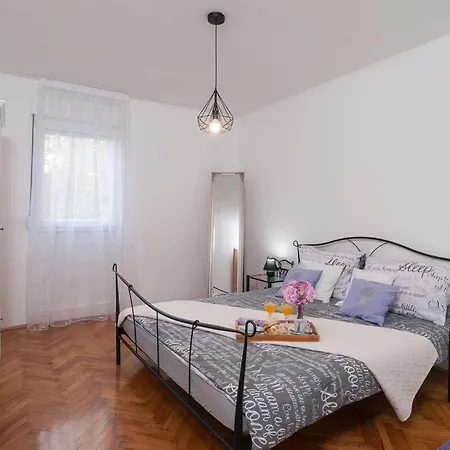 In With Balcony, Air Conditioning, Wifi, Washing Machine 4378-1 Apartman *