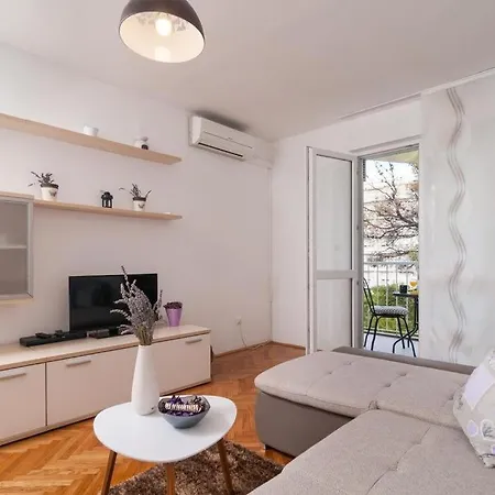 In With Balcony, Air Conditioning, Wifi, Washing Machine 4378-1 Apartmán